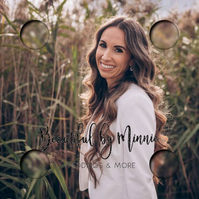Minnie Gerber Hair & Makeup vor hohem Schilf